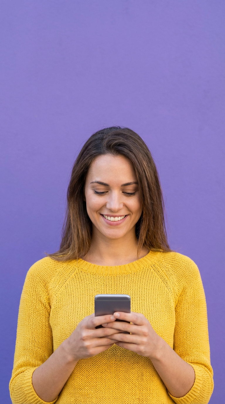 Mulher digitando em um smartphone